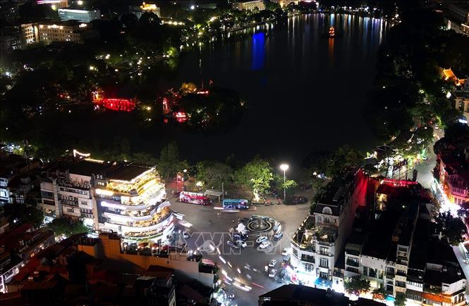 Để mở rộng không gian hồ Gươm, Hà Nội sẽ di dời nhiều đơn vị hành chính và các hộ dân đang sinh sống trên diện tích khoảng 2,1 ha. Ảnh: Tuấn Anh - TTXVN