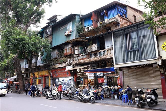 Để mở rộng không gian khu vực công cộng phía Đông hồ Gươm, nhiều đơn vị nhà nước, hộ dân đang sinh sống sẽ phải di dời. Ảnh: Lê Đông - TTXVN
