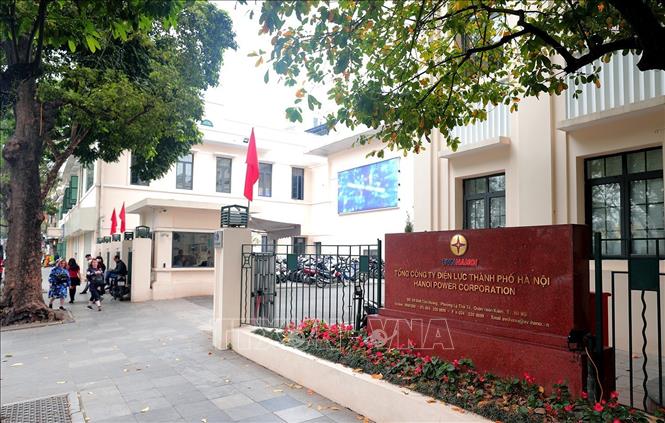 Trụ sở Tổng công ty Điện lực Thành phố Hà Nội nằm trên phố Đinh Tiên Hoàng là một trong những đơn vị sẽ phải di dời. Ảnh: Lê Đông - TTXVN