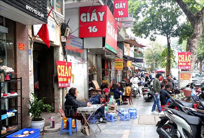 Nhiều hộ dân đang sinh sống trên phố Lý Thái Tổ sẽ phải di dời để thực hiện dự án. Ảnh: Lê Đông - TTXVN