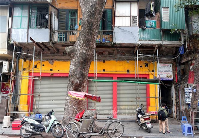 Một số căn hộ thuộc khu vực phải di dời tại phố Lò Sũ đã bị xuống cấp nghiêm trọng, phải dùng cột chống giữ. Ảnh: Lê Đông - TTXVN