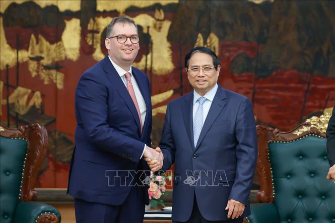 Prime Minister Pham Minh Chinh receives harles James Boyd Bowman, Chief Executive Officer of IDG Capital Vietnam. VNA Photo: Dương Giang
