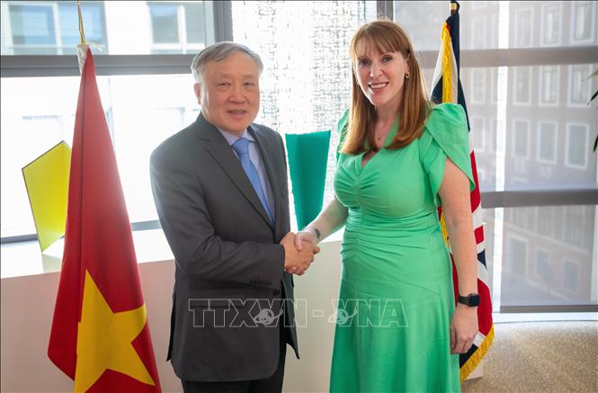 Phó Thủ tướng Thường trực Nguyễn Hòa Bình và Phó Thủ tướng Anh Angela Rayner tại cuộc gặp. Ảnh: TTXVN phát
