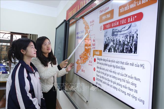 Cô giáo Lê Thị Mai Anh hướng dẫn ôn tập môn Lịch sử cho học sinh lớp 12A1, trường THPT Việt Bắc, tỉnh Lạng Sơn. Ảnh: Anh Tuấn – TTXVN