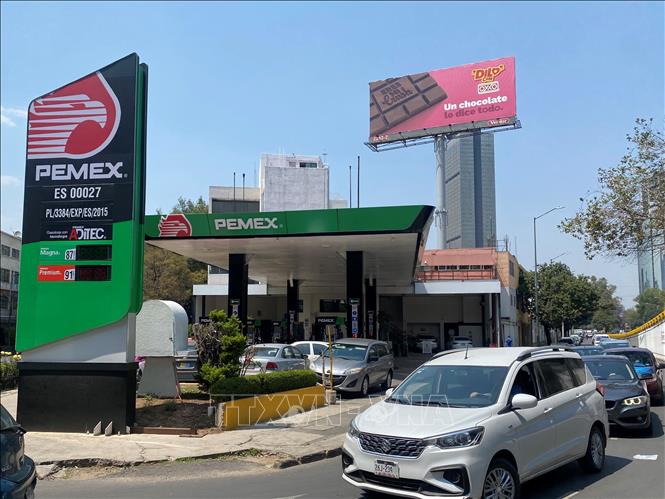 Một trạm bán xăng dầu của Tập đoàn Dầu khí quốc gia Mexico (Pemex) tại thủ đô Mexico City. Ảnh: Ảnh: Phương Lan - PV TTXVN tại Mexico