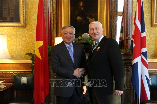 Permanent Deputy Prime Minister Nguyen Hoa Binh meets Speaker of the House of Commons Lindsay Hoyle. VNA Photo: Hữu Tiến
