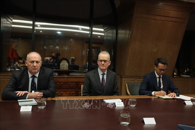 Permanent Deputy Prime Minister Nguyen Hoa Binh meets leaders of Swire Group, a prominent British conglomerate active in Asia. VNA Photo: Hữu Tiến