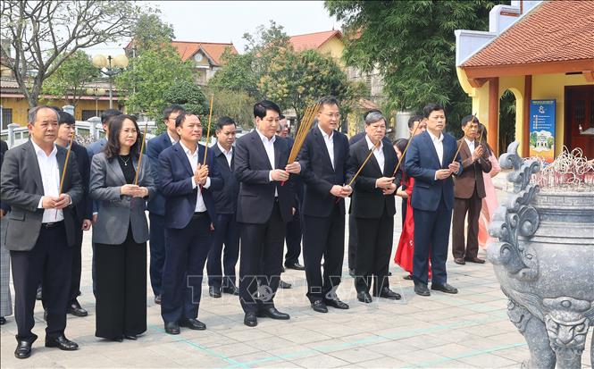 Chủ tịch nước Lương Cường và đoàn công tác dâng hương tại Khu lưu niệm Tổng Bí thư Nguyễn Văn Linh ở xóm Cả, làng Yên Phú, xã Nguyễn Văn Linh, huyện Yên Mỹ, Hưng Yên. Ảnh: Lâm Khánh - TTXVN
