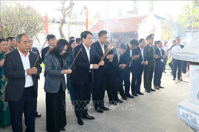 Chủ tịch nước Lương Cường và đoàn công tác dâng hương tại Nhà Tưởng niệm bà Hoàng Thị Loan, thân mẫu Chủ tịch Hồ Chí Minh ở thôn Vân Nội, xã Hồng Tiến, huyện Khoái Châu. Ảnh: Lâm Khánh - TTXVN