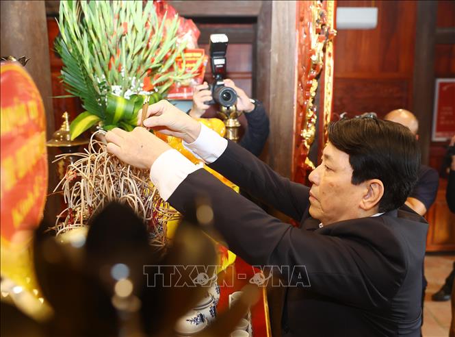 Chủ tịch nước Lương Cường dâng hương tại Nhà Tưởng niệm bà Hoàng Thị Loan, thân mẫu Chủ tịch Hồ Chí Minh ở thôn Vân Nội, xã Hồng Tiến, huyện Khoái Châu. Ảnh: Lâm Khánh - TTXVN