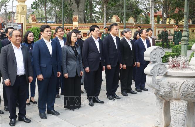 Chủ tịch nước Lương Cường và đoàn công tác tại Nhà tưởng niệm Trung tướng Nguyễn Bình ở xóm Cả, làng Yên Phú, xã Nguyễn Văn Linh, huyện Yên Mỹ, Hưng Yên. Ảnh: Lâm Khánh - TTXVN