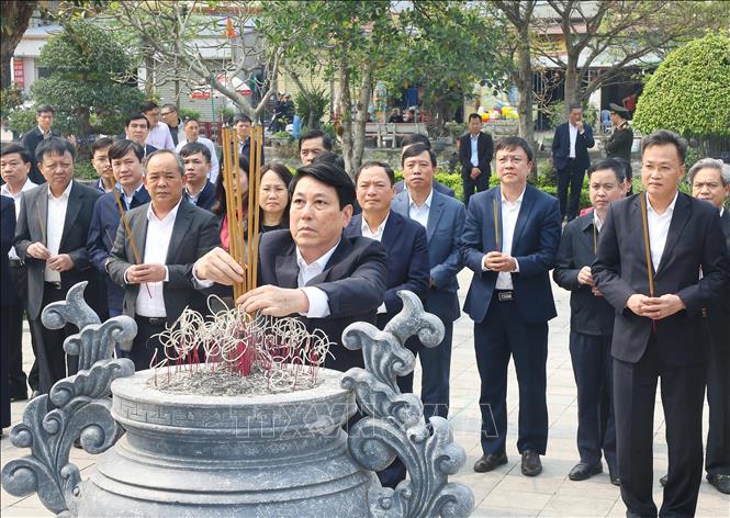 Chủ tịch nước Lương Cường và đoàn công tác dâng hương tại Khu lưu niệm Tổng Bí thư Nguyễn Văn Linh ở xóm Cả, làng Yên Phú, xã Nguyễn Văn Linh, huyện Yên Mỹ, Hưng Yên. Ảnh: Lâm Khánh - TTXVN