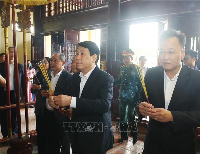 Chủ tịch nước Lương Cường và đoàn công tác dâng hương tại Khu lưu niệm Tổng Bí thư Nguyễn Văn Linh ở xóm Cả, làng Yên Phú, xã Nguyễn Văn Linh, huyện Yên Mỹ, Hưng Yên. Ảnh: Lâm Khánh - TTXVN