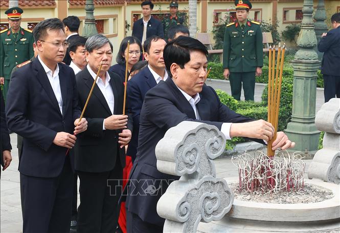 Chủ tịch nước Lương Cường và đoàn công tác dâng hương tại Nhà tưởng niệm Trung tướng Nguyễn Bình ở xóm Cả, làng Yên Phú, xã Nguyễn Văn Linh huyện Yên Mỹ, Hưng Yên. Ảnh: Lâm Khánh - TTXVN