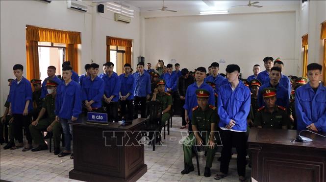 Các bị cáo nghe Tòa tuyên án. Ảnh: Lê Sen - TTXVN