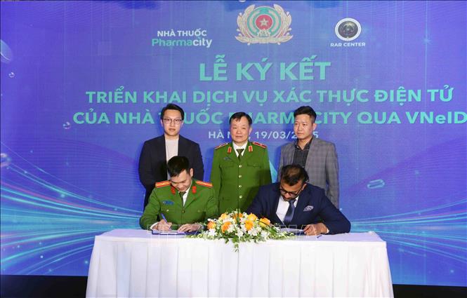 Lễ ký kết hợp tác, triển khai dịch vụ xác thực điện tử của nhà thuốc Pharmacity qua ứng dụng VNeID. Ảnh: Phạm Kiên - TTXVN
