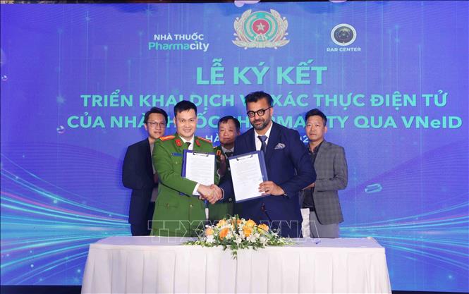 Lễ ký kết hợp tác, triển khai dịch vụ xác thực điện tử của nhà thuốc Pharmacity qua ứng dụng VNeID. Ảnh: Phạm Kiên - TTXVN