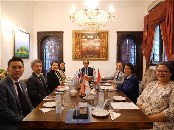 Phiên họp thường kỳ lần thứ 42 Ủy ban Hiệp hội các quốc gia Đông Nam Á (ASEAN) tại Buenos Aires. Ảnh: Diệu Hương - PV  TTXVN tại Argentina