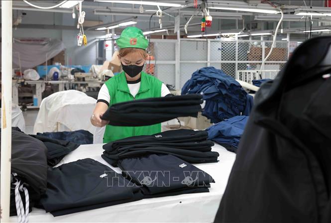 Sản xuất hàng xuất khẩu sang thị trường Mỹ tại Công ty May Tiến Thuận, Ninh Thuận. Ảnh: Trần Việt - TTXVN