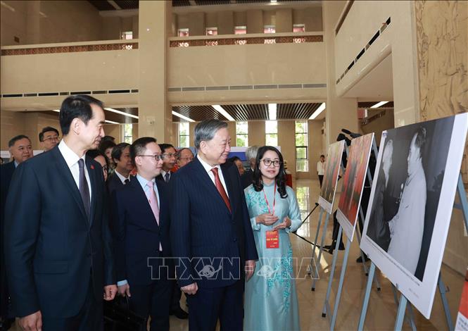 Tổng Bí thư Tô Lâm xem trưng bày ảnh về thành tựu 75 năm quan hệ Việt – Trung, do TTXVN thực hiện. Ảnh: Thống Nhất – TTXVN