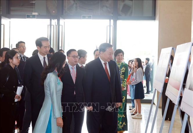 Tổng Bí thư Tô Lâm xem trưng bày ảnh về thành tựu 75 năm quan hệ Việt – Trung, do TTXVN thực hiện. Ảnh: Thống Nhất – TTXVN