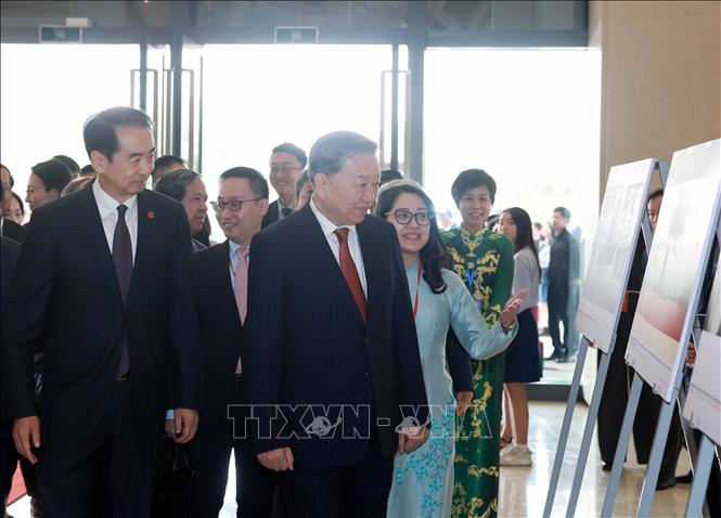 Tổng Bí thư Tô Lâm xem trưng bày ảnh về thành tựu 75 năm quan hệ Việt – Trung, do TTXVN thực hiện. Ảnh: Thống Nhất – TTXVN