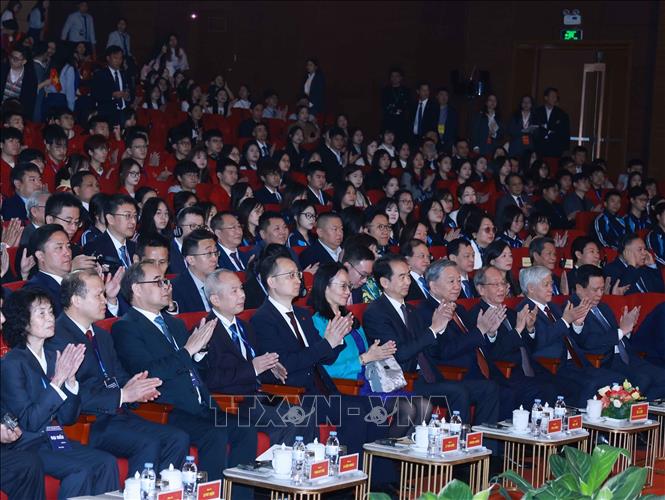 Tổng Bí thư Tô Lâm và các đại biểu dự chương trình Gặp gỡ lưu học sinh, sinh viên Việt Nam - Trung Quốc các thời kỳ. Ảnh: Thống Nhất – TTXVN