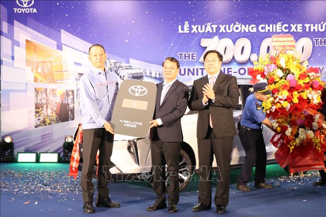 The 700,000th car of Toyota Motor Vietnam (TMV) is presented to Vinh Phuc province. VNA Photo: Phạm Văn Xuyên