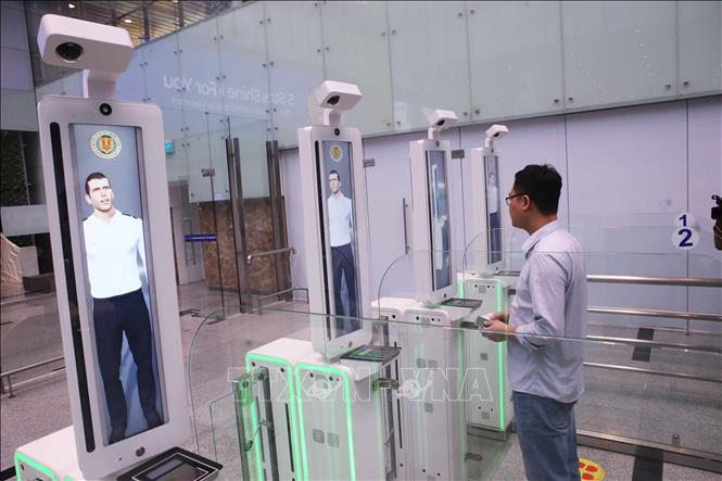 Sử dụng hệ thống Cổng kiểm soát xuất nhập cảnh tự động vừa được bàn giao tại Cảng hàng không quốc tế Đà Nẵng. Ảnh: Trần Lê Lâm – TTXVN 
