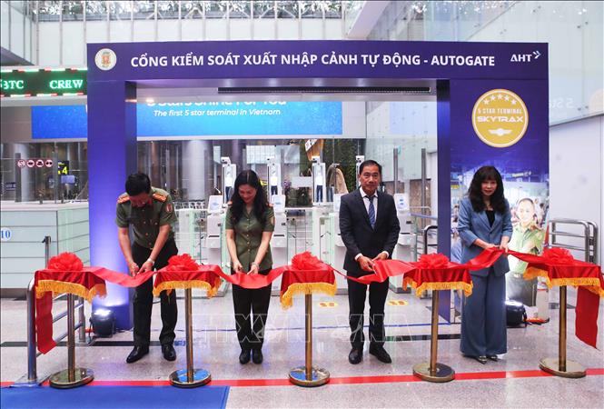 Đại biểu cắt băng đưa vào sử dụng hệ thống Cổng kiểm soát xuất nhập cảnh tự động tại Cảng hàng không quốc tế Đà Nẵng. Ảnh: Trần Lê Lâm – TTXVN 