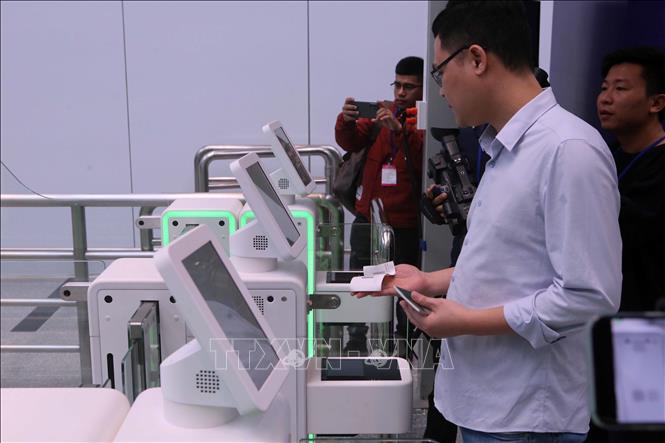Sử dụng hệ thống Cổng kiểm soát xuất nhập cảnh tự động vừa được bàn giao tại Cảng hàng không quốc tế Đà Nẵng. Ảnh: Trần Lê Lâm – TTXVN 