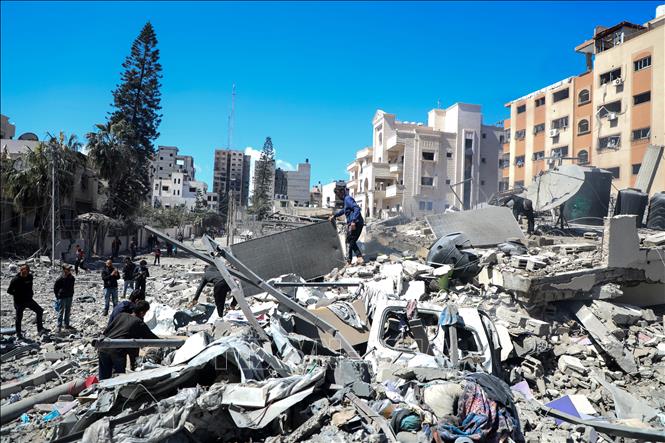 Đống đổ nát sau cuộc ném bom của Israel xuống Dải Gaza ngày 19/3/2025. Ảnh: THX/TTXVN