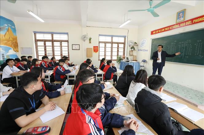 Một giờ học của học sinh lớp 10A8, trường THPT Hoàng Văn Thụ, thành phố Lạng Sơn. Ảnh: Anh Tuấn – TTXVN