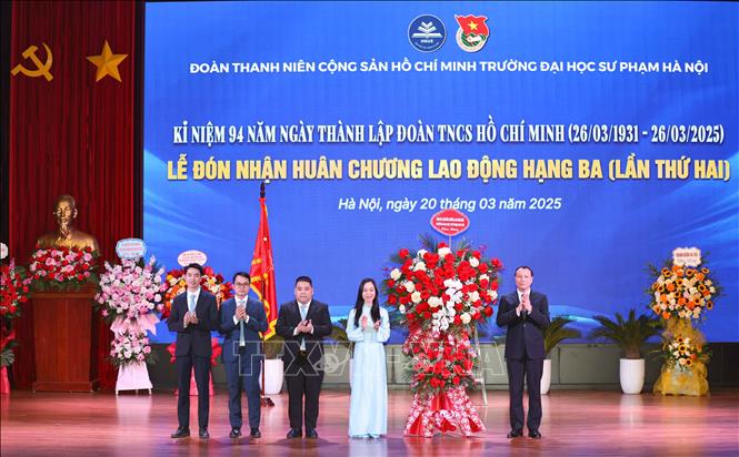PGS.TS Nguyễn Đức Sơn – Phó Bí thư Đảng uỷ, Hiệu trưởng Trường Đại học Sư phạm Hà Nội tặng hoa chúc mừng. Ảnh: Thanh Tùng - TTXVN
