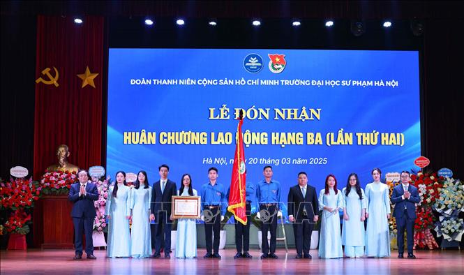 Đoàn TNCS Hồ Chí Minh Trường Đại học Sư phạm Hà Nội vinh dự đón nhận Huân chương Lao động hạng Ba (lần thứ hai) của Chủ tịch nước trao tặng. Ảnh: Thanh Tùng - TTXVN