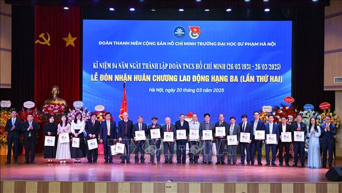 Chúc mừng và tri ân lãnh đạo Đoàn TNCS Hồ Chí Minh Trường Đại học Sư phạm Hà Nội các thời kỳ. Ảnh: Thanh Tùng - TTXVN 