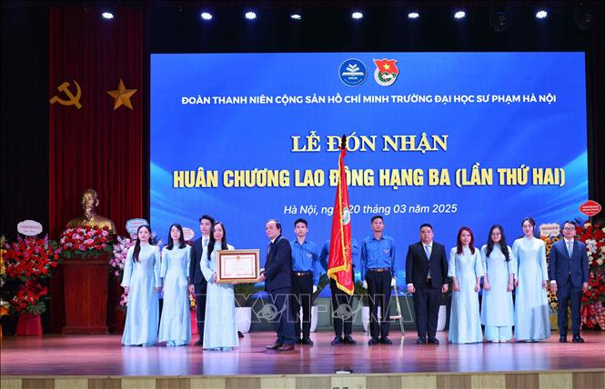 Đoàn TNCS Hồ Chí Minh Trường Đại học Sư phạm Hà Nội vinh dự đón nhận Huân chương Lao động hạng Ba (lần thứ hai) của Chủ tịch nước trao tặng. Ảnh: Thanh Tùng - TTXVN