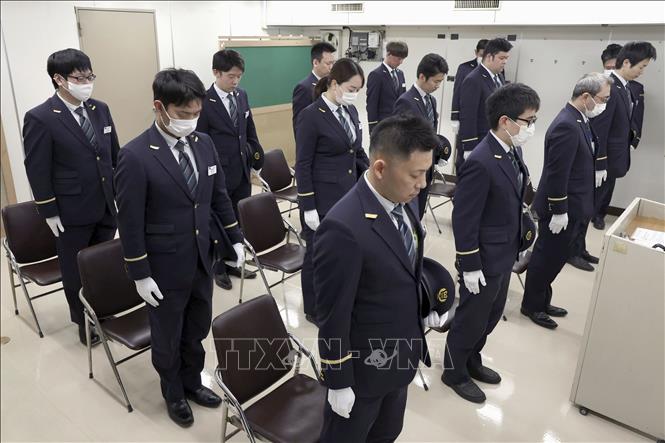 Các công nhân tàu điện ngầm Tokyo tại buổi lễ. Ảnh: Kyodo/TTXVN