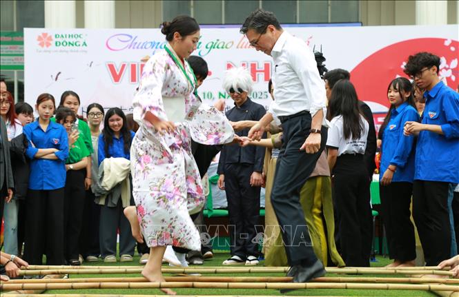 Các đại biểu tham gia nhảy sạp tại chương trình. Ảnh: Văn Dũng - TTXVN