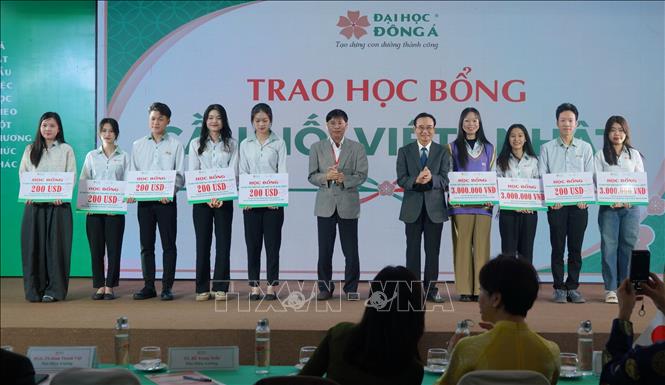 Trao học bổng từ doanh nghiệp Nhật cho sinh viên ĐH Đông Á các ngành tham gia chương trình thực tập và làm việc tại Nhật. Ảnh: Văn Dũng - TTXVN                           