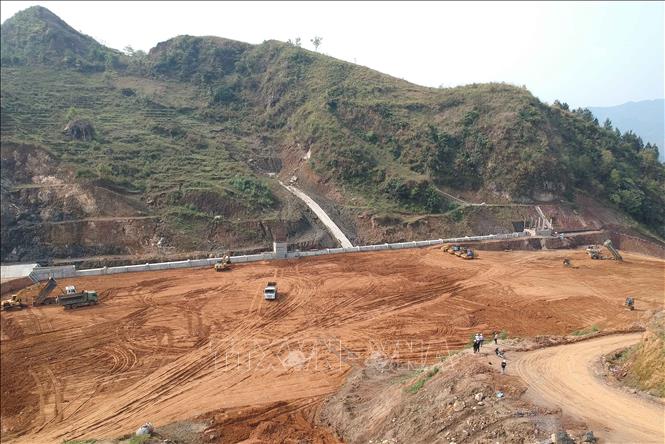 Thi công công trình Hồ chứa nước Giang Ma tại huyện Tam Đường (Lai Châu). Ảnh: Nguyễn Oanh - TTXVN