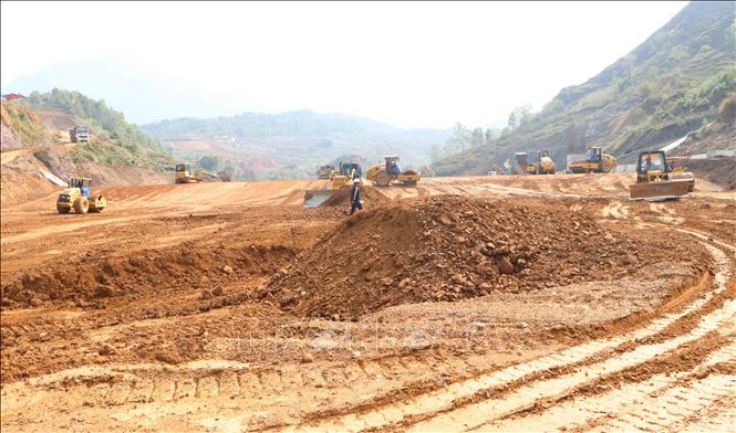 Đơn vị thi công tập trung nhân công, máy móc để hoàn thành công trình tháng 12/2025. Ảnh: Nguyễn Oanh - TTXVN
