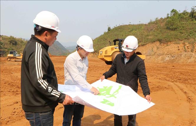 Chủ đầu tư, đơn vị thi công, đơn vị giám sát trực tiếp chỉ đạo tại công trường. Ảnh: Nguyễn Oanh - TTXVN