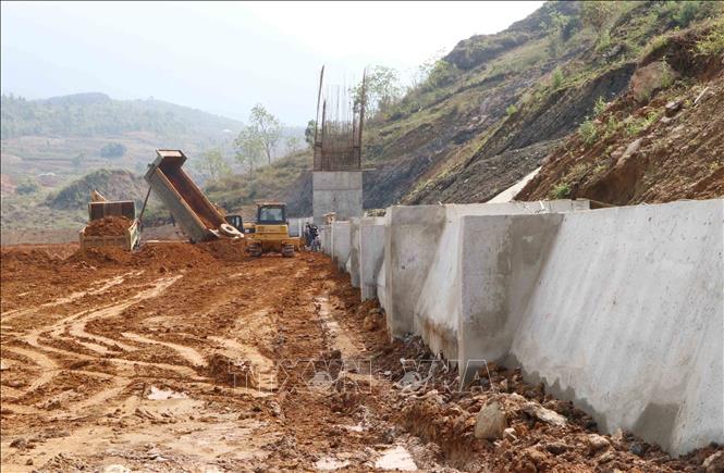 Thi công phần đập chính dự án hồ chứa nước Giang Ma (Tam Đường, Lai Châu). Ảnh: Nguyễn Oanh - TTXVN