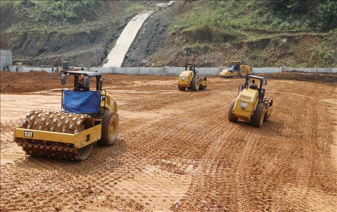 Thi công công đoạn đầm nền. Ảnh: Nguyễn Oanh - TTXVN