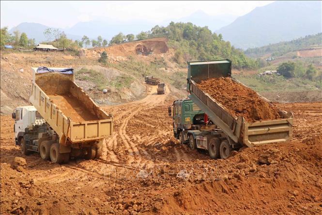 2 mỏ đất vật liệu được bố trí ngay trong công trình. Ảnh: Nguyễn Oanh - TTXVN