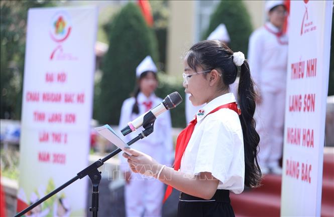 Học sinh Phan Lê Minh Châu, Chi đội 6A6, Liên đội Trưởng trường THCS Hoàng Văn Thụ, thành phố Lạng Sơn đại diện Cháu ngoan Bác Hồ tỉnh Lạng Sơn báo công tại Khuôn viên lưu niệm Chủ tịch Hồ Chí Minh. Ảnh: Anh Tuấn – TTXVN