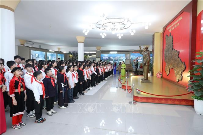 Các đại biểu là Cháu ngoan Bác Hồ tỉnh Lạng Sơn tham quan Bảo tàng Lạng Sơn. Ảnh: Anh Tuấn – TTXVN