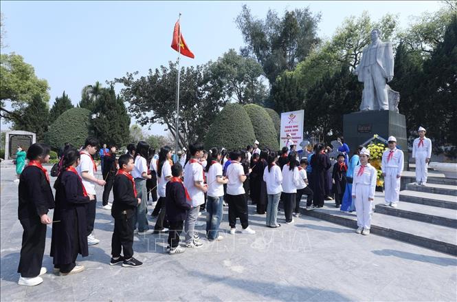Các đại biểu là Cháu ngoan Bác Hồ tỉnh Lạng Sơn báo công tại Tượng đài đồng chí Hoàng Văn Thụ, thành phố Lạng Sơn. Ảnh: Anh Tuấn – TTXVN