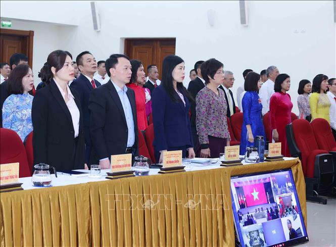 Các đại biểu thực hiện nghi thức chào cờ. Ảnh: Thành Phương – TTXVN 
